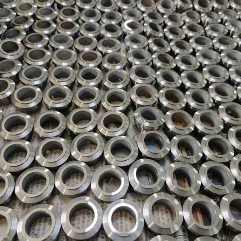 Metalowe pierścienie uszczelniające ułożone partiami