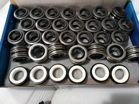 Uszczelnienia mechaniczne ułożone na tacy
