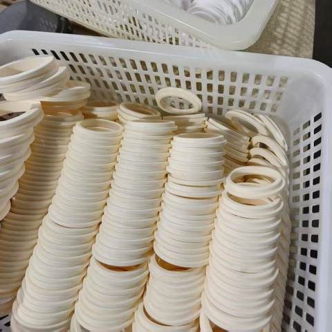 Pierścienie ceramiczne w koszach magazynowych